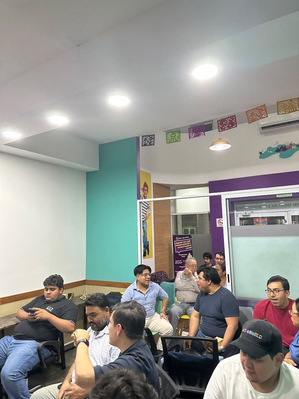 Personas sentadas durante una charla