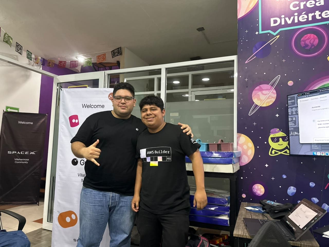 Dos personas frente al banner de Welcome
