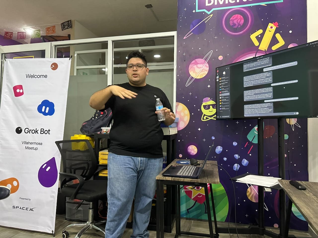 Persona hablando, con una botella de agua